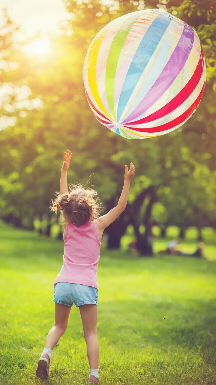kids play with ballon