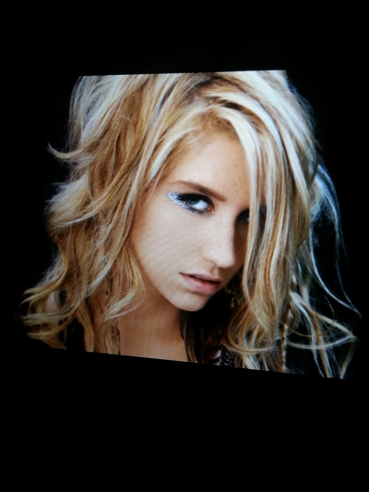 4 photos:who is she?