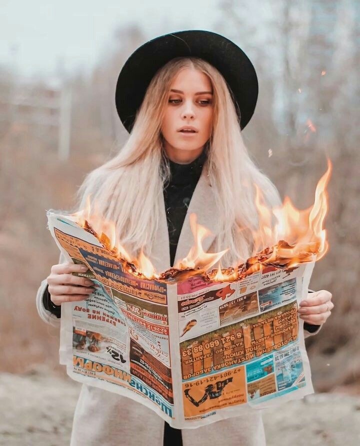 девушка, огонь, газета