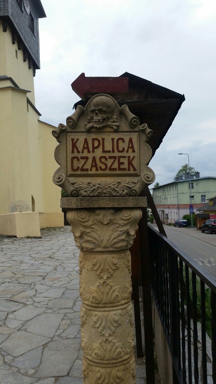 kaplica czaszek w Czermna.
