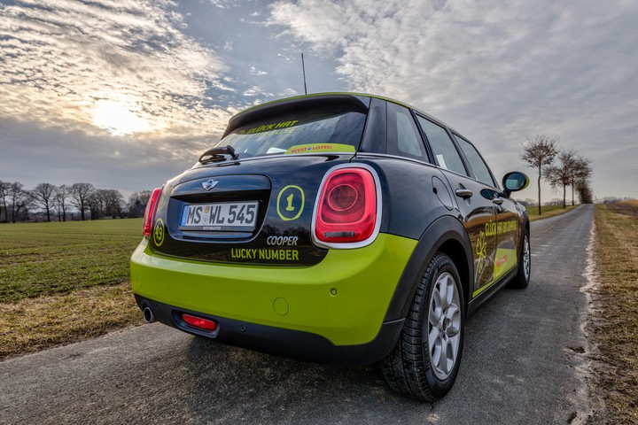 BMW Mini Cooper ao pôr do sol