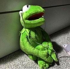 listening to (sênorita )