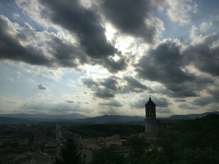 girona entre nubes