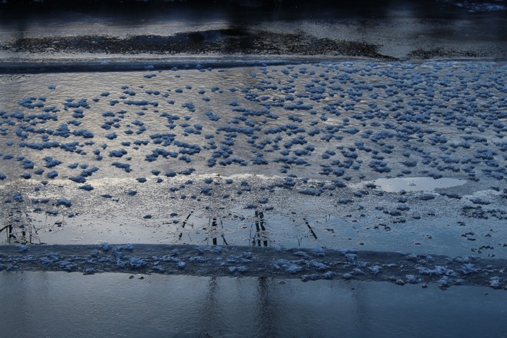 Gefrorenes Wasser im Winter.
