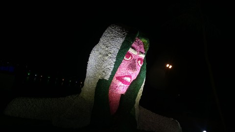 statue