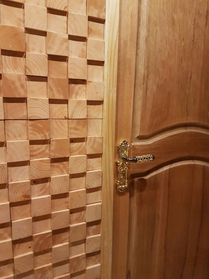 puerta y pared madera