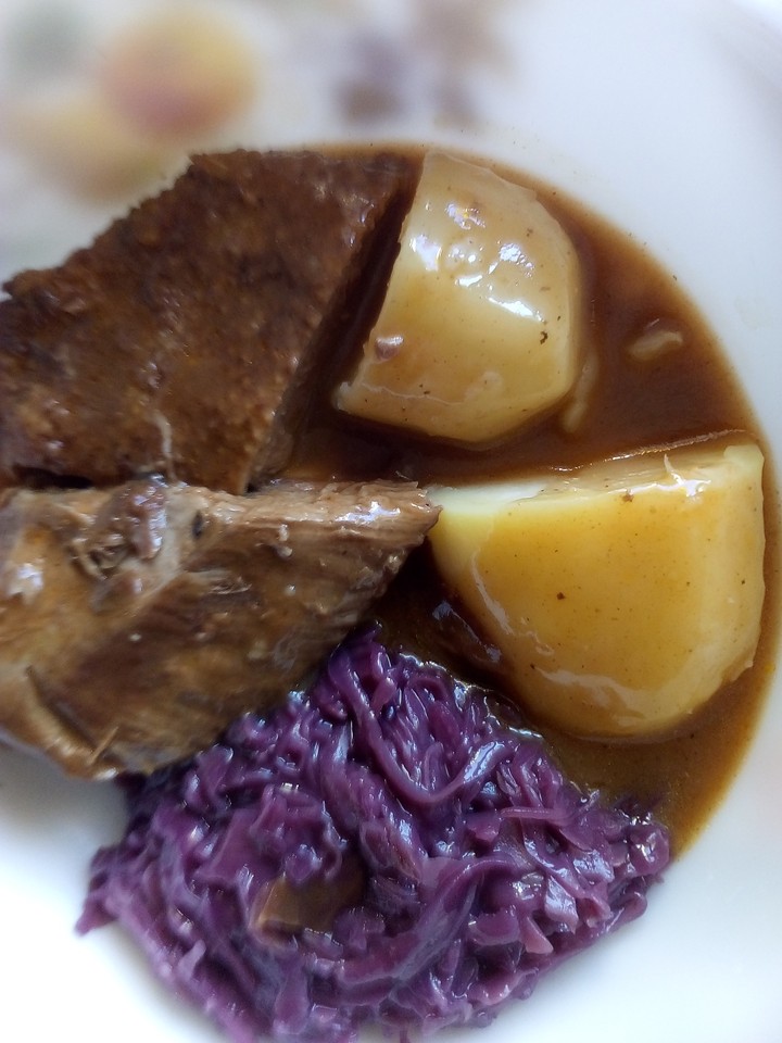 Endenbrust mit Rotkraut und Kartoffeln.