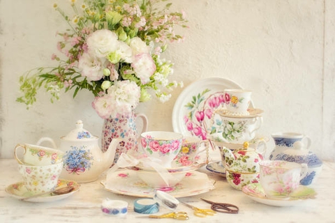 floral arrangement & porcelain collection