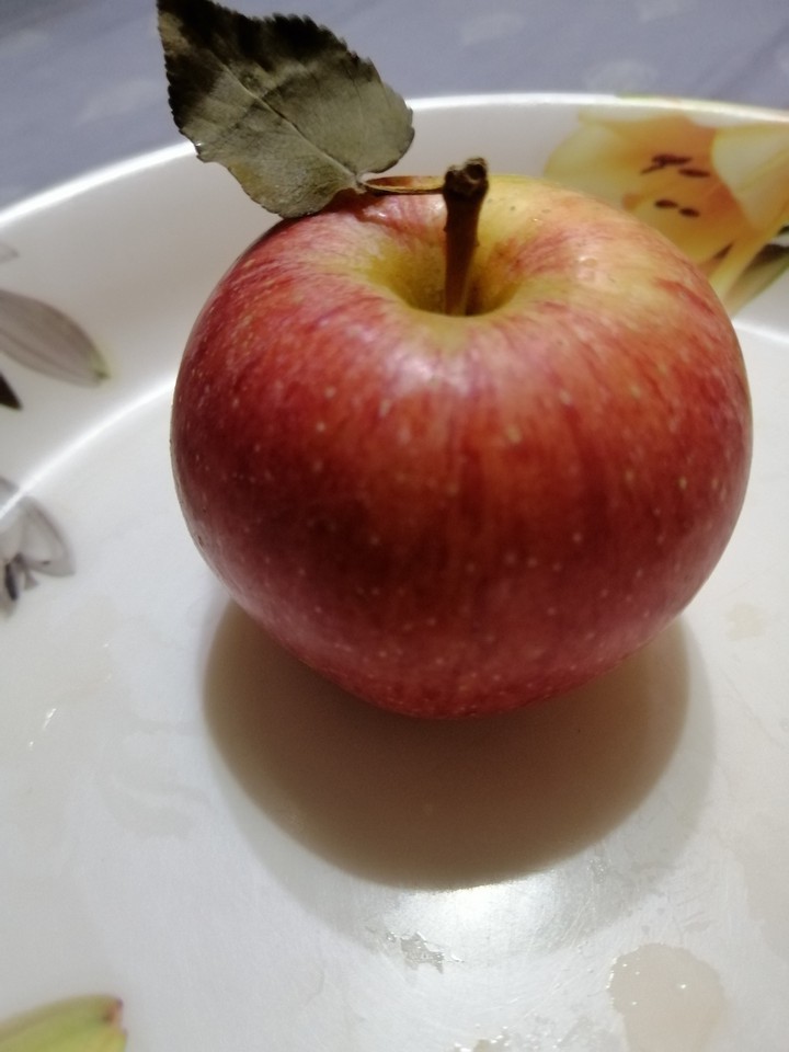 red apple