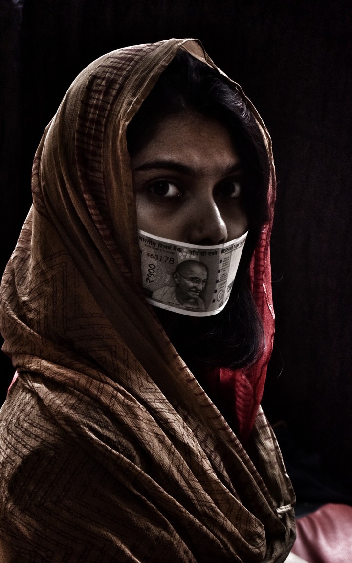 सीफ़रिश का बरोसा भी नाहीं है ,
मगर पैसा बराबर बोलता है ।
- नज़