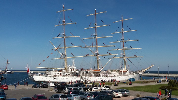 Sailing ship