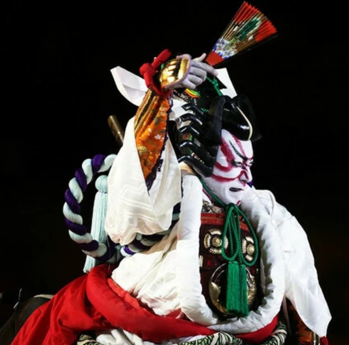 Ichikawa Ebizo XI strikes magnificent mie pose