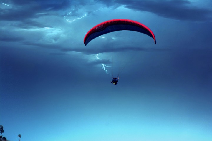 #paragliding #lightening#Amazing