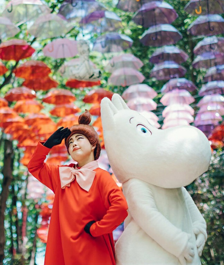 Moomin & Little My under umbrellas
