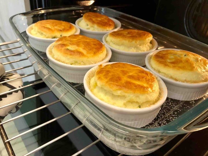 Soufflè with zucchini and cheese