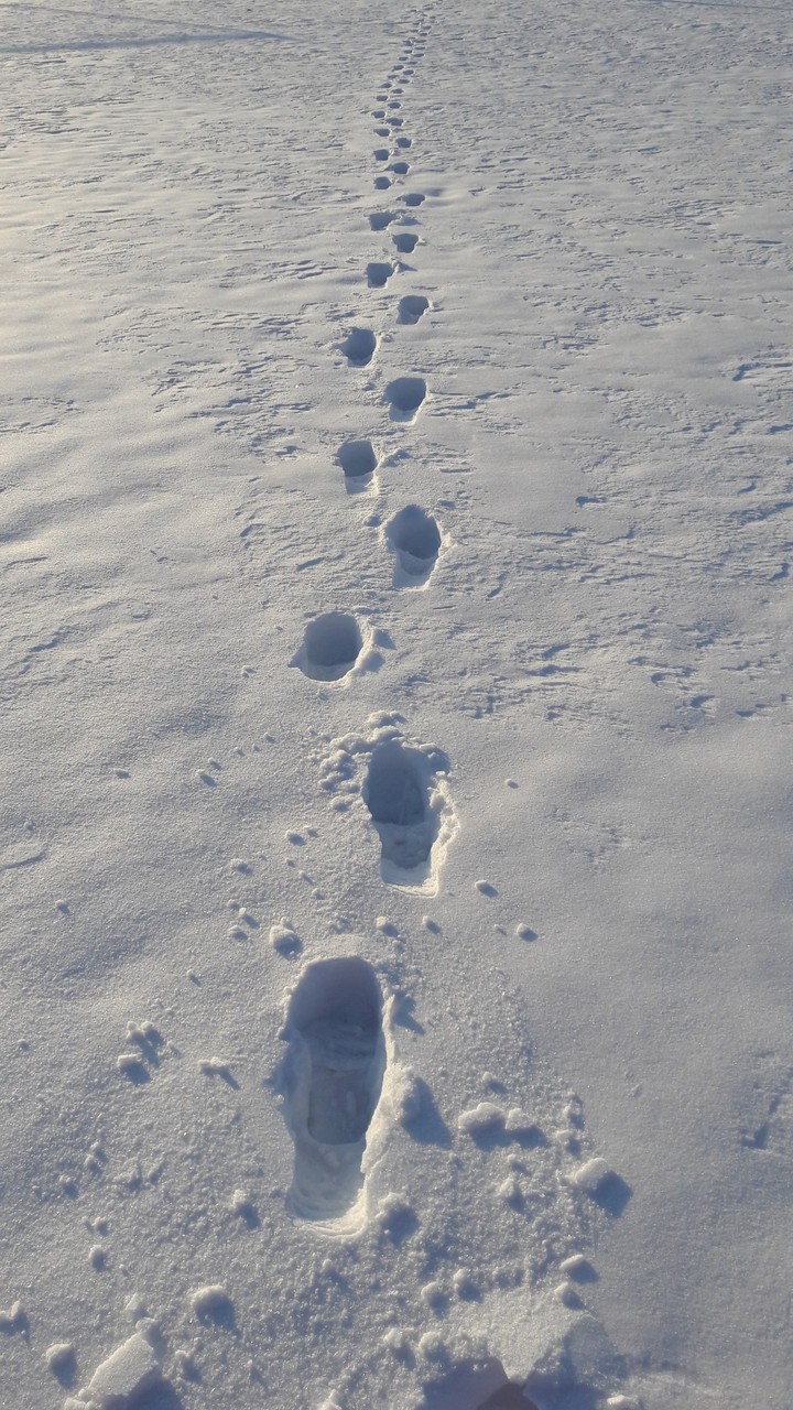 Fußstapfen im Schnee