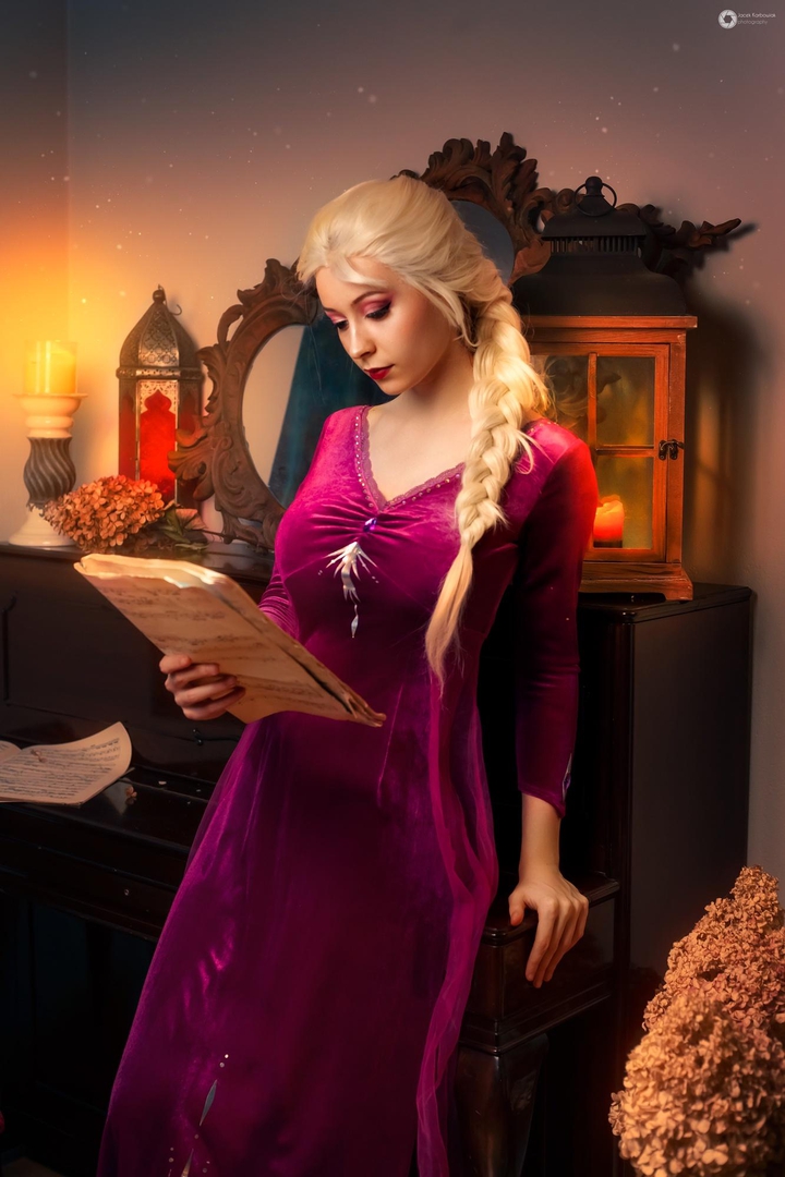 ELSA IMMERSED IN READING