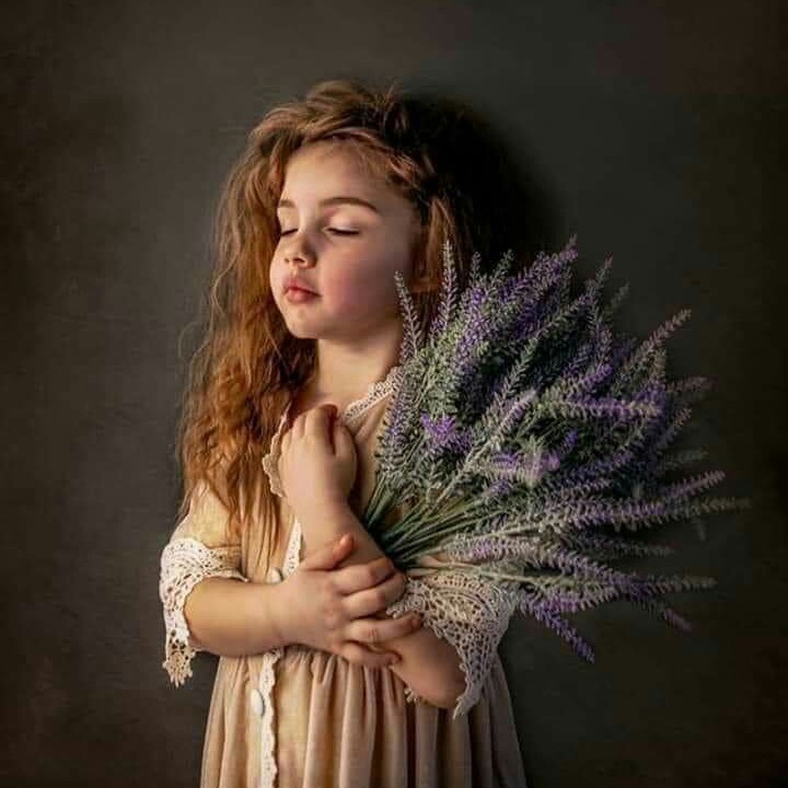 Petite fille et les fleurs.
