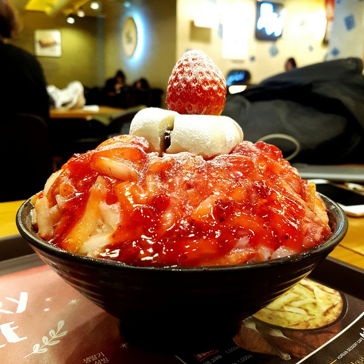 Strawberry ice water.딸기빙수
