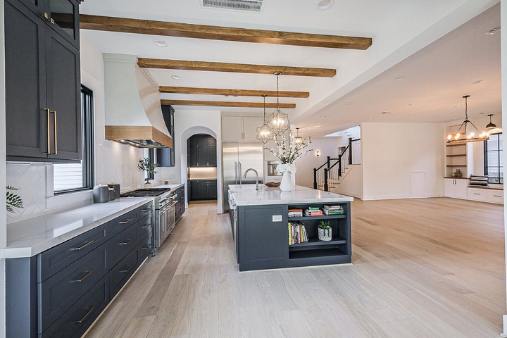 Grey Scaled-up kitchen