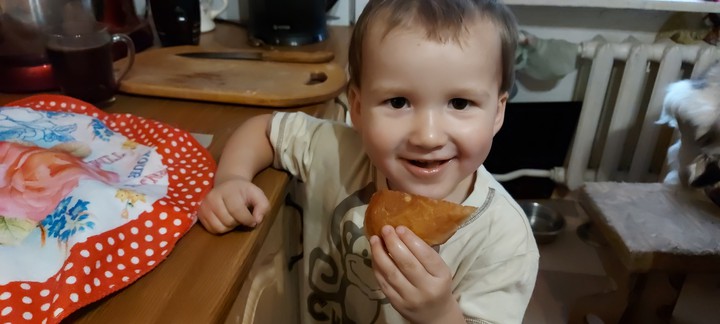 сядь на пенек, сьешь пирожок