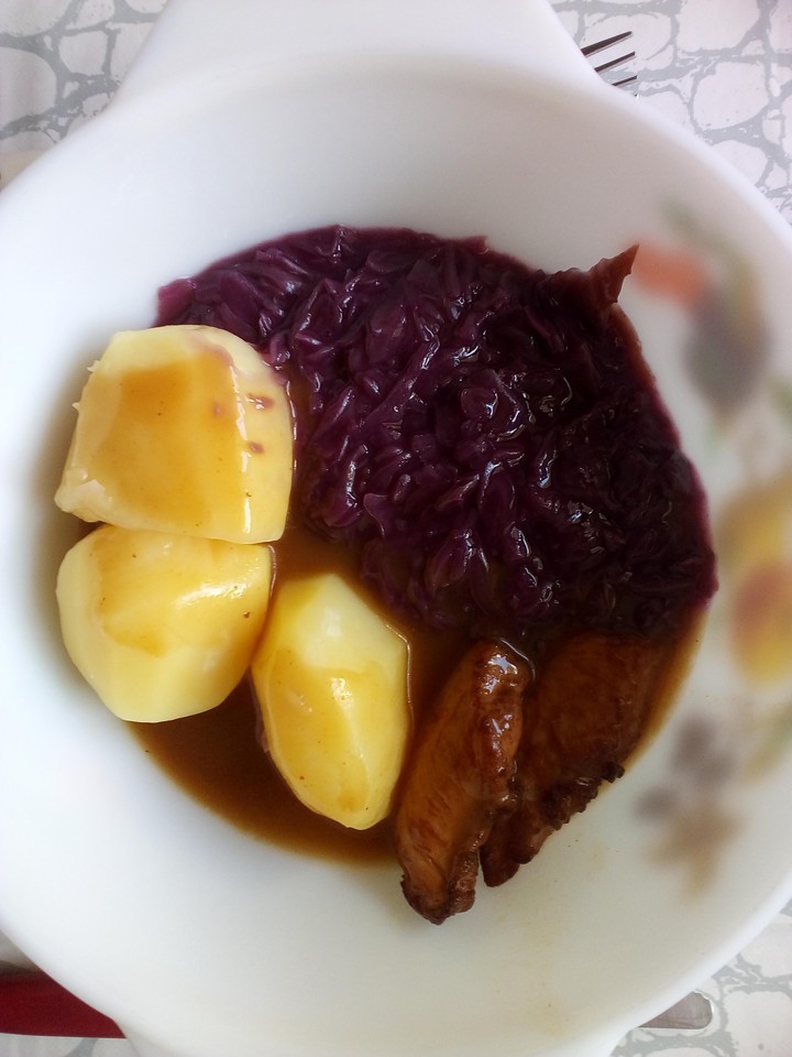 Hähnchen mit Rotkraut und Kartoffeln.