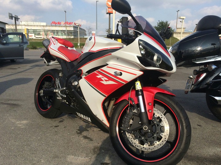 yamaha yzf r1