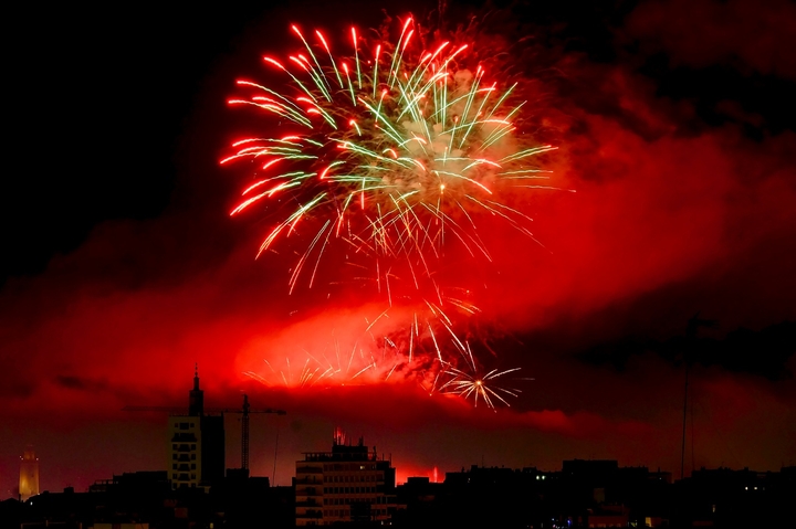 fuegos artificiales entre nubes