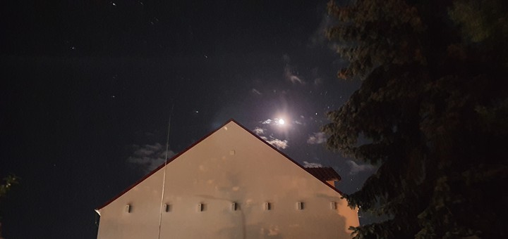 księżyc nocą