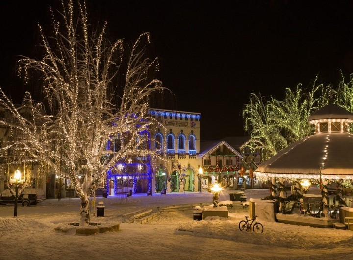 Street Garlands Lights Night Winter Holiday Christmas Mood