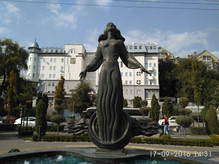 statue