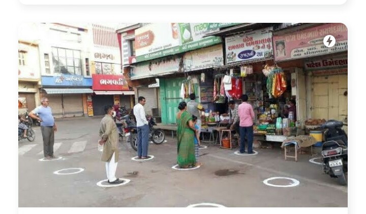 shop se is tarah se aap  khade hokar samaan khareede