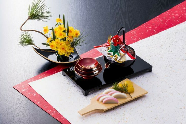 otoso  festive teapot and sake saucers