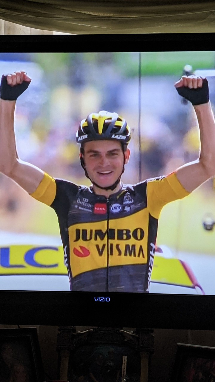 Sepp Kuss winning stage 15