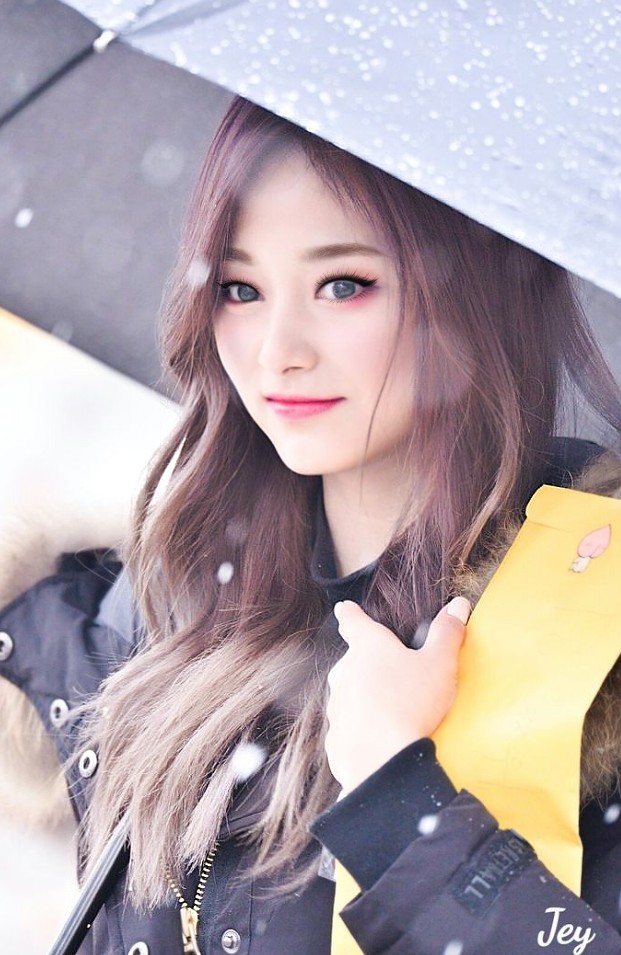 트와이스의 쯔위 (Twice's Tzuyu)