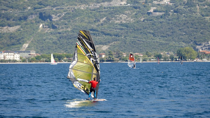 Surfer auf dem Gardasee