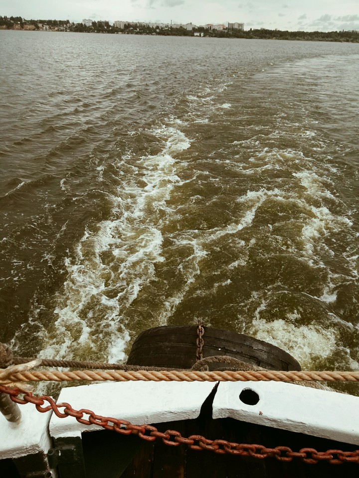 нe тікай від проблeм, пливи від них морeм щастя