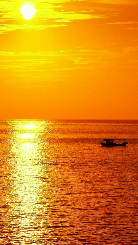 Sun set in Sea.
