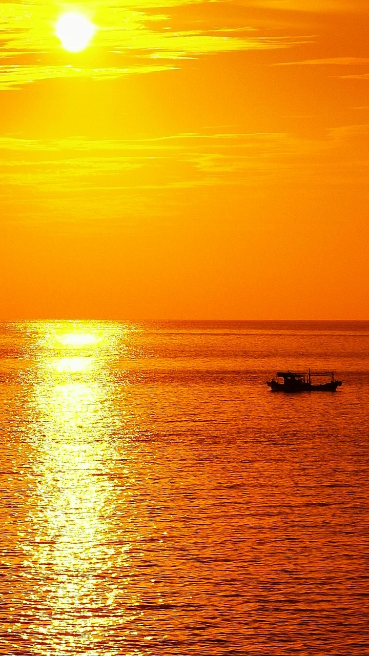 Sun set in Sea.