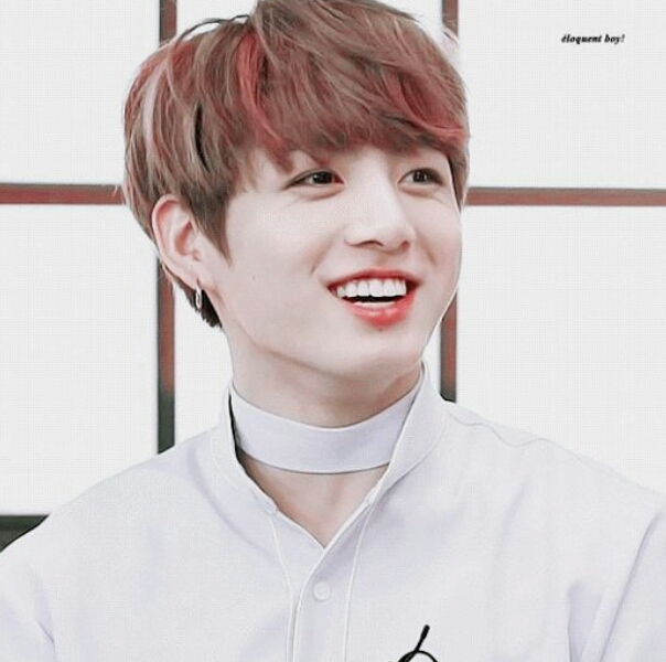 His smile is so cute *-*