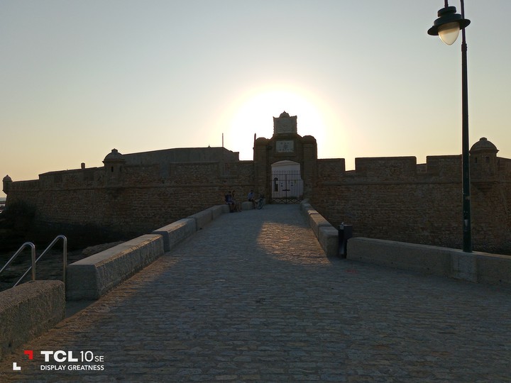 Castillo de Santa Catalina Cadiz  y el sol detrás