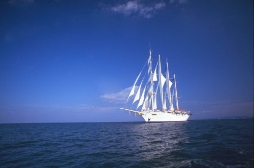 Barco em alto mar