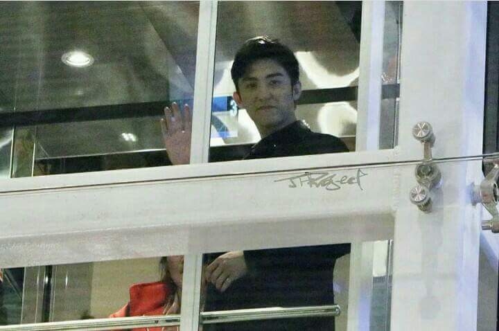 The moment when Yu notice fan waiting outside....(2)