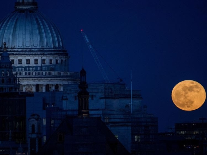 full moon raising in London