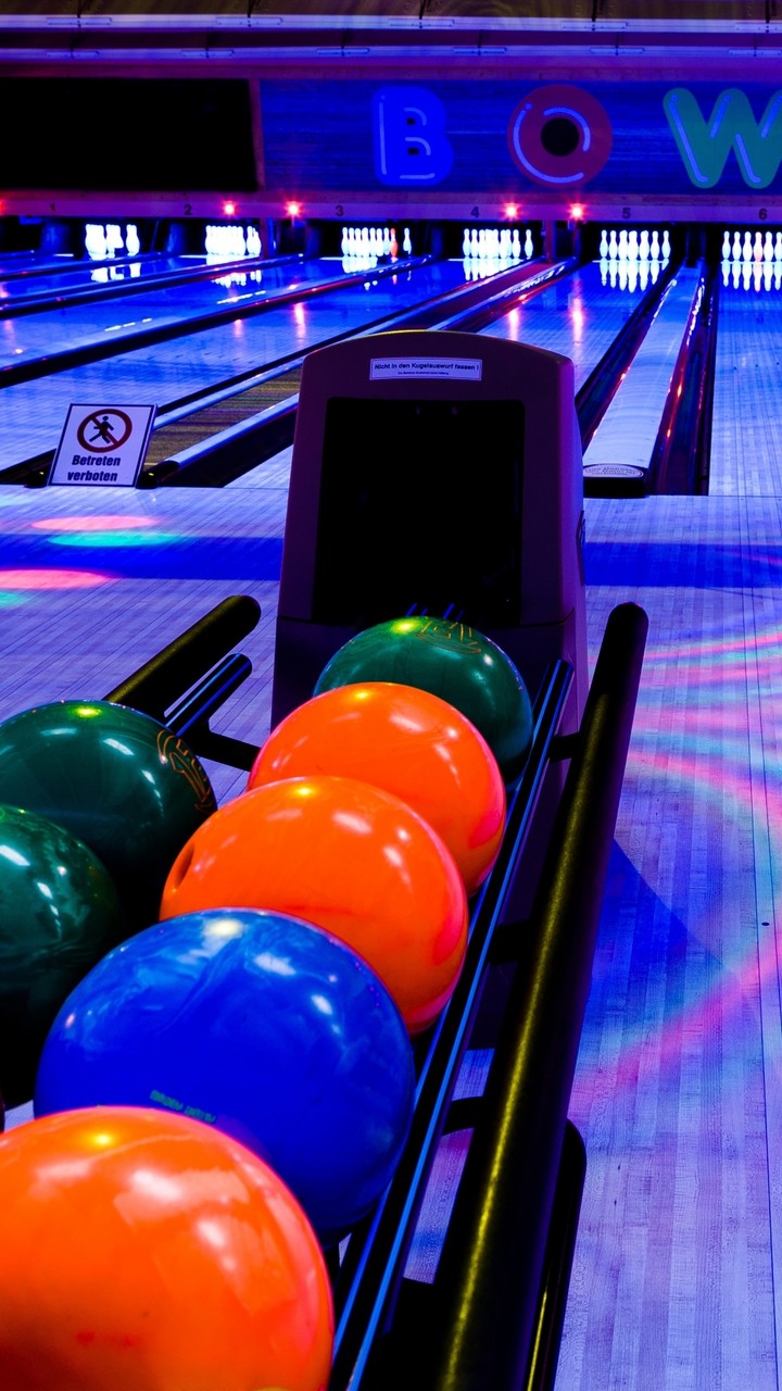 BOWLlNG