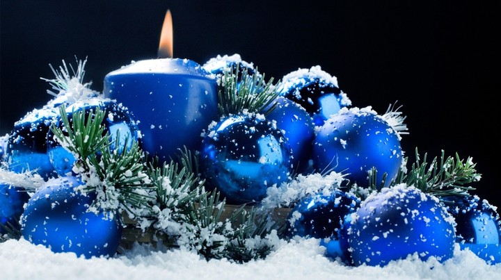 bolas y candela navideña azul