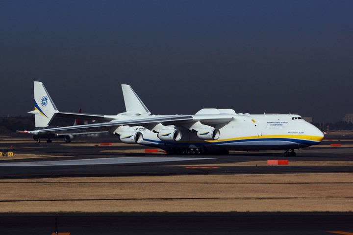 Antonow das größte flug zeug das eine lLockomotive transport