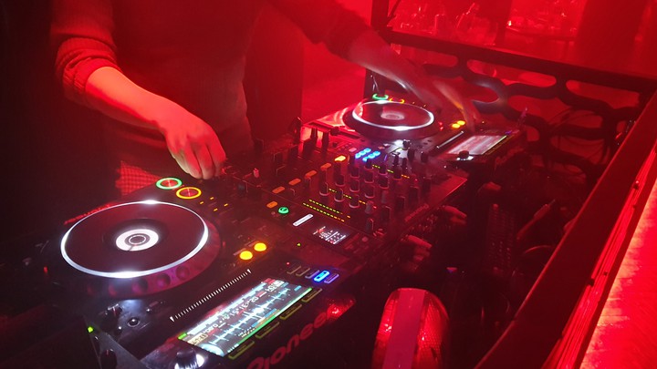 DJ