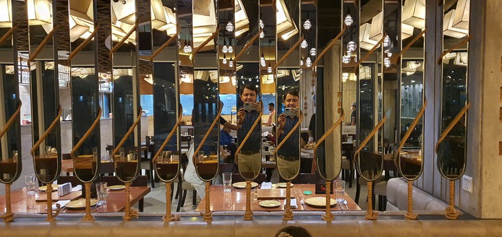 Mirror_reflection