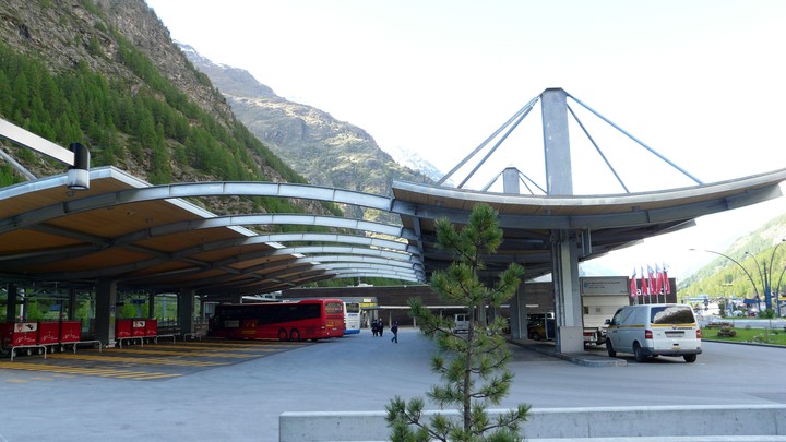 Busstation in Täsch
